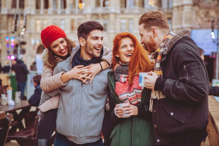 Gruppe Glühwein trinkender Menschen