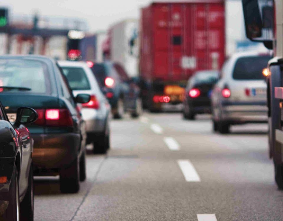 Autos stehen im Stau