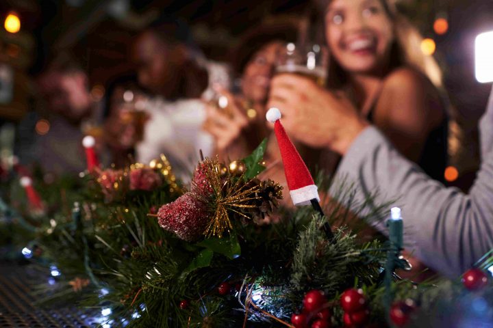 Menschen trinken Alkohol in der Weihnachtszeit