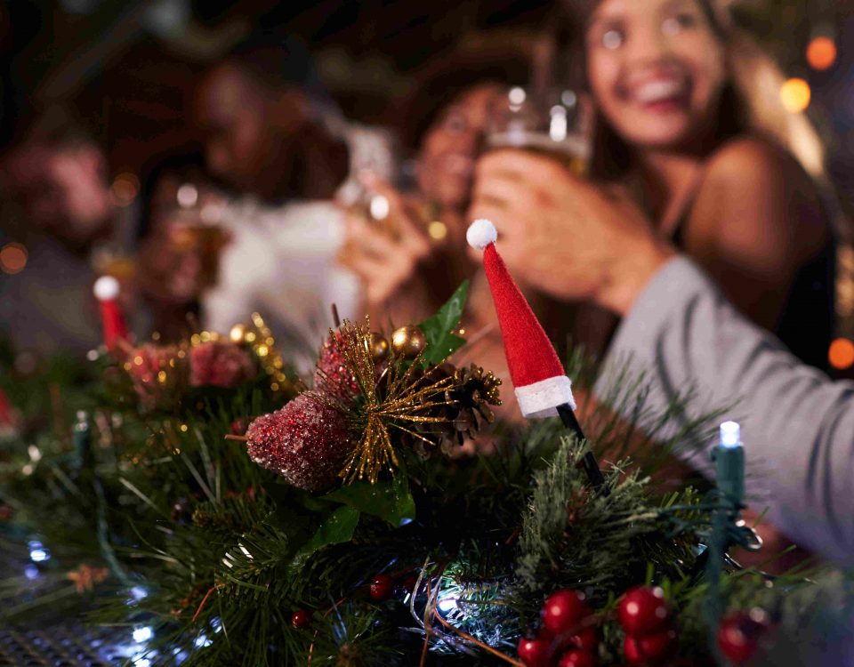 Menschen trinken Alkohol in der Weihnachtszeit