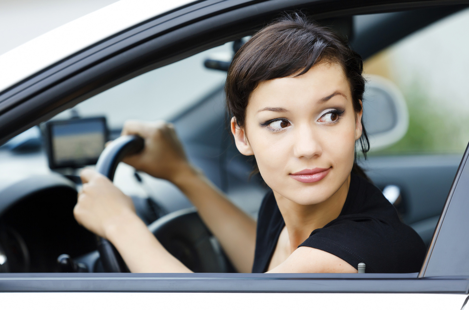 Fotolia/Nobilior Frau blickt aus dem Auto