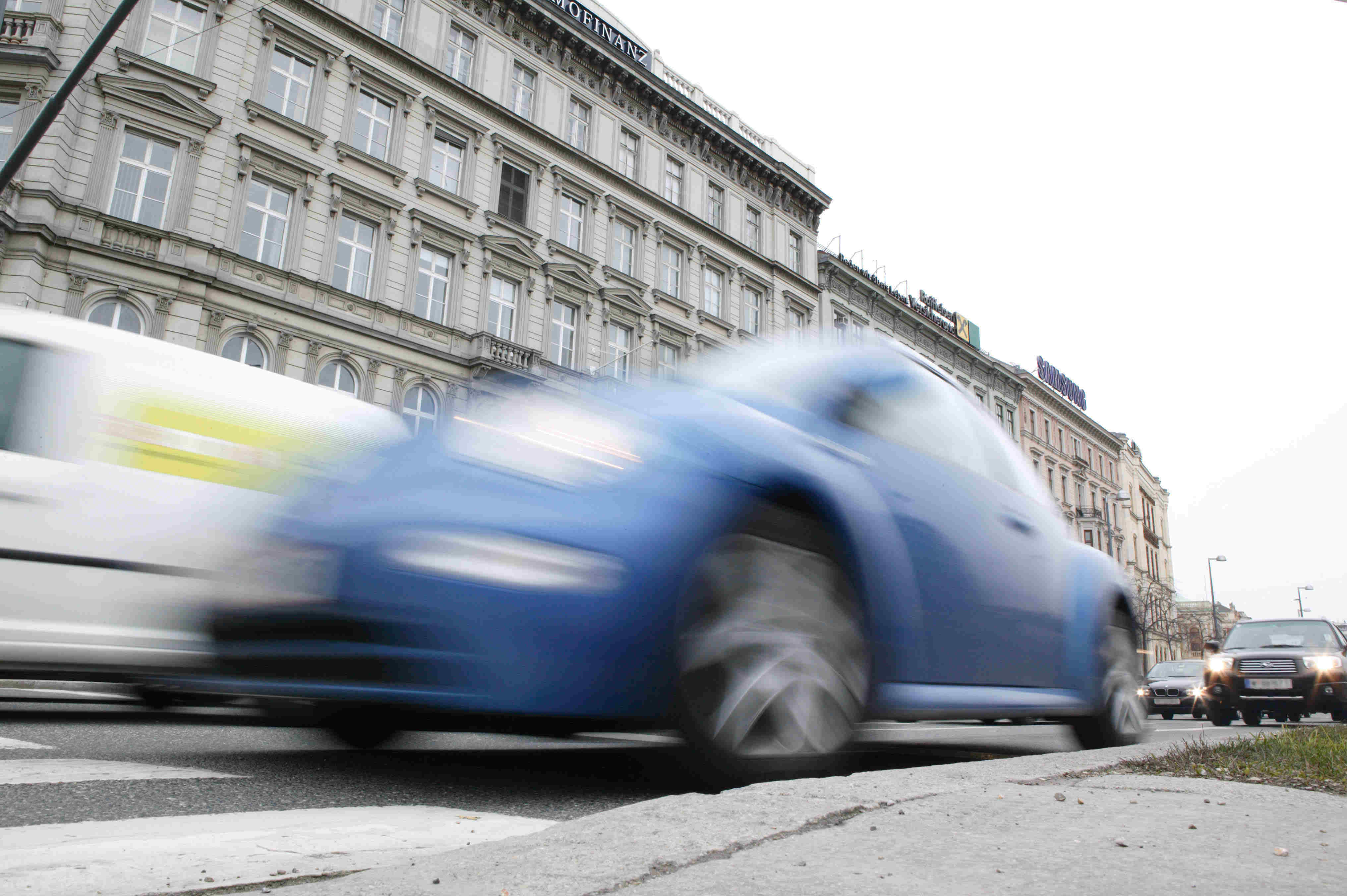 KFV Blaues Auto fährt schnell vorbei