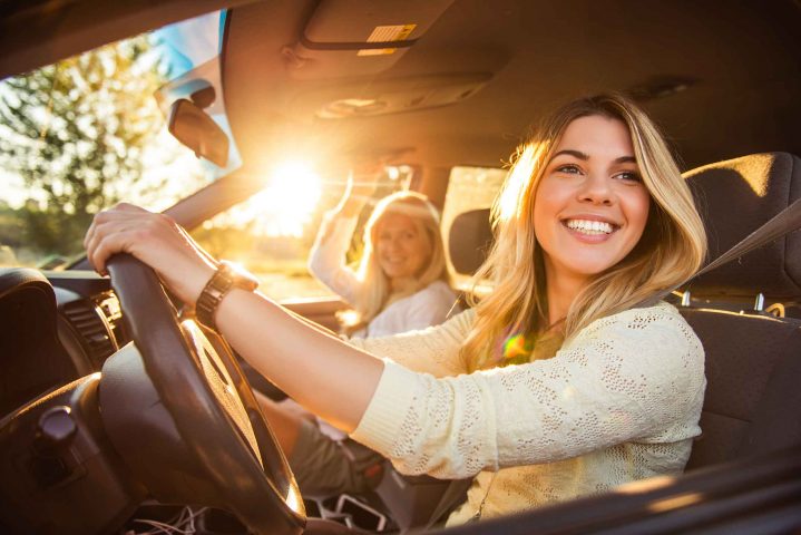 Frau mit Beifahrerin lenkt Pkw und muss Verkehrsregeln beachten