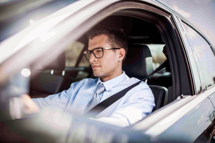 Arbeiter am Steuer eines Autos.