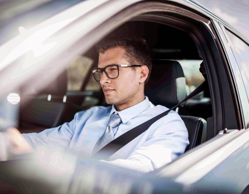 Arbeiter am Steuer eines Autos.