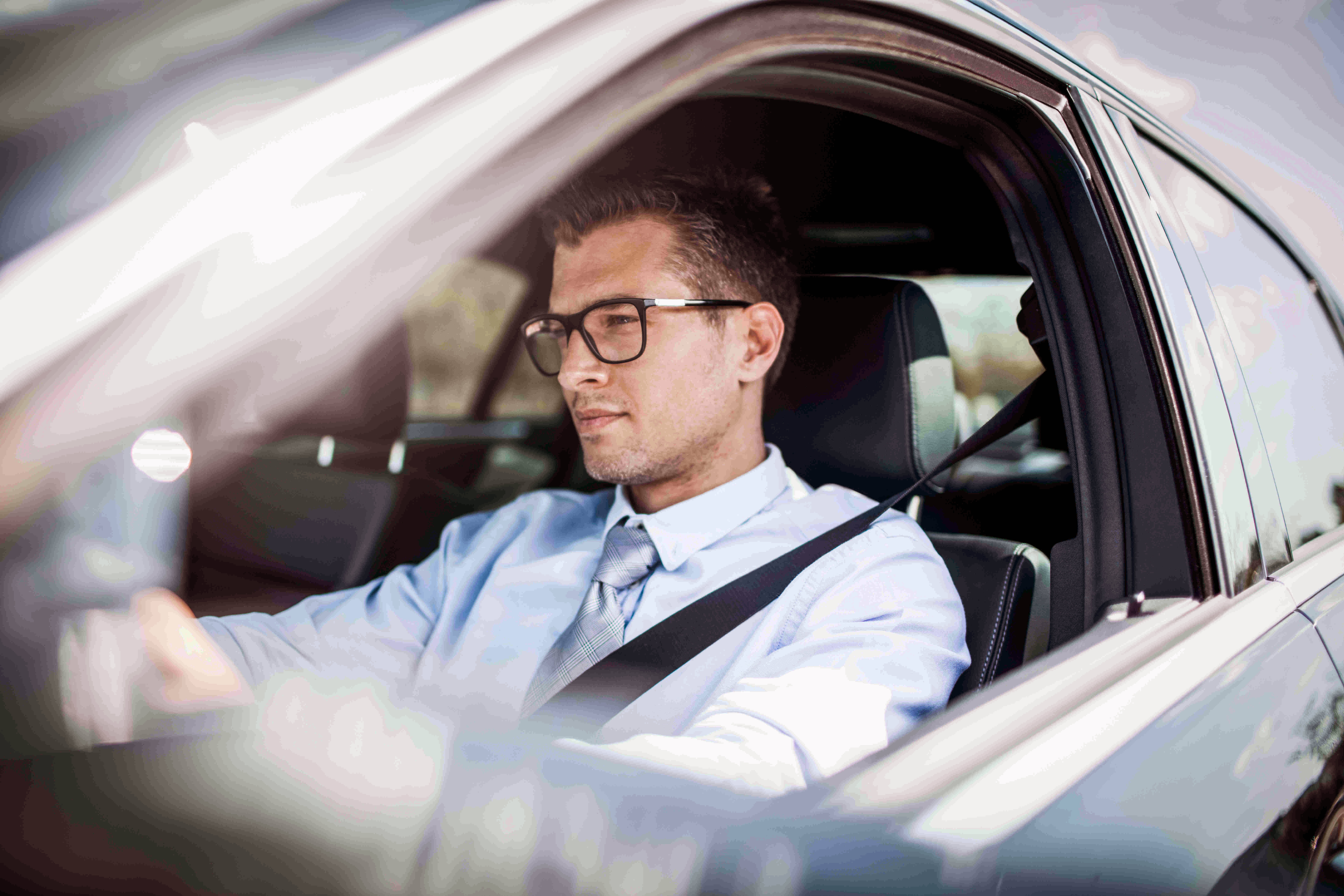 iStock Arbeiter am Steuer eines Autos.