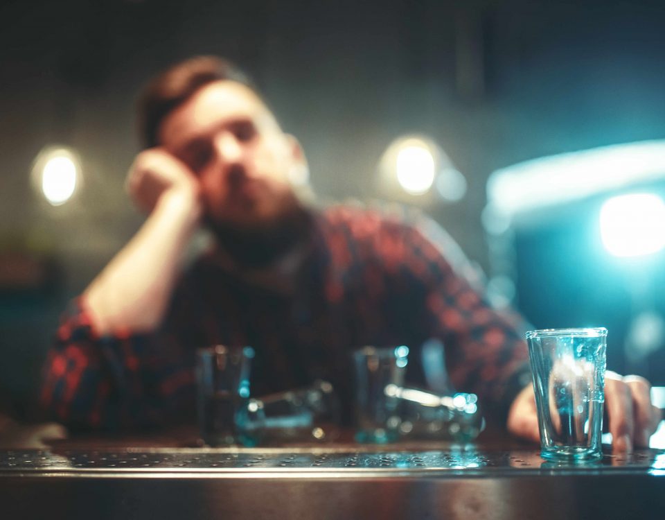 Junger Mann alkoholisiert in Bar.