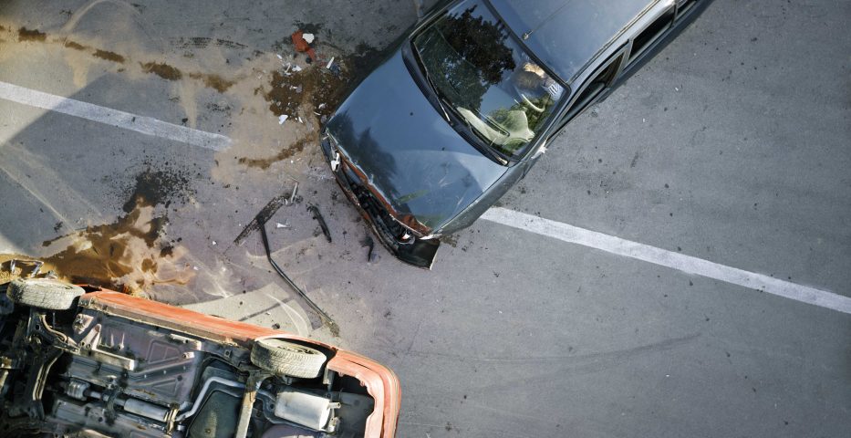 Zwei Autos nach einem Verkehrsunfall, eines liegt auf dem Dach.