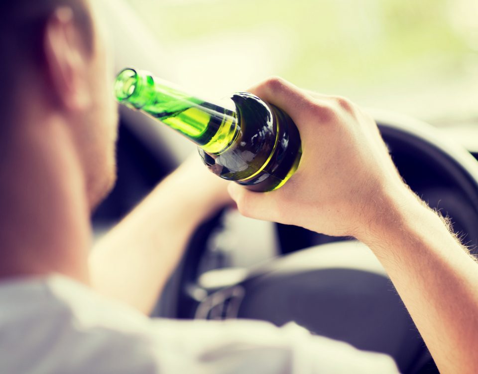 Alkohol, Drogen und auch Medikamente haben starken Einfluss auf die Fahrtüchtigkeit.
