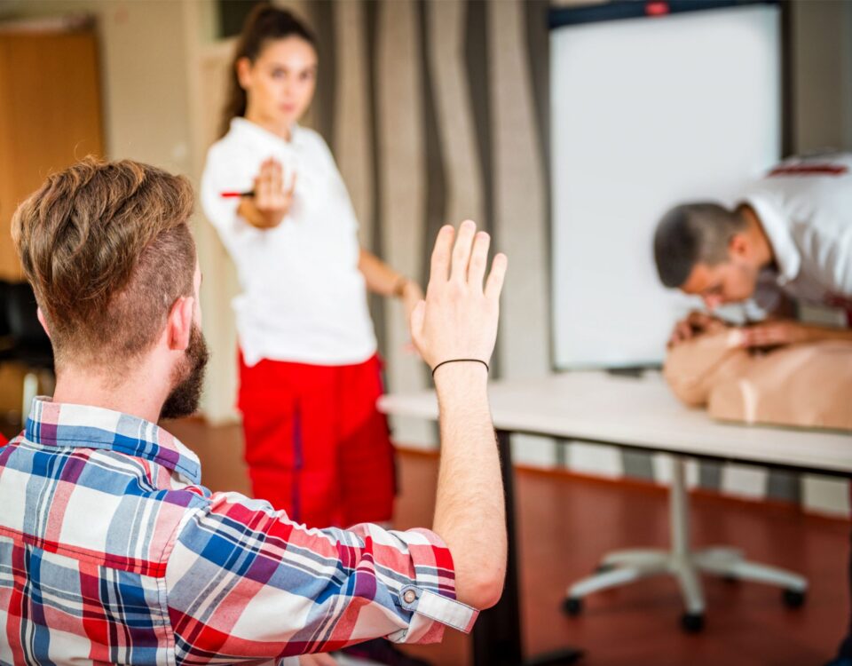 Das Bild zeigt die Vortragssituation in einem Erste-Hilfe-Kurs.