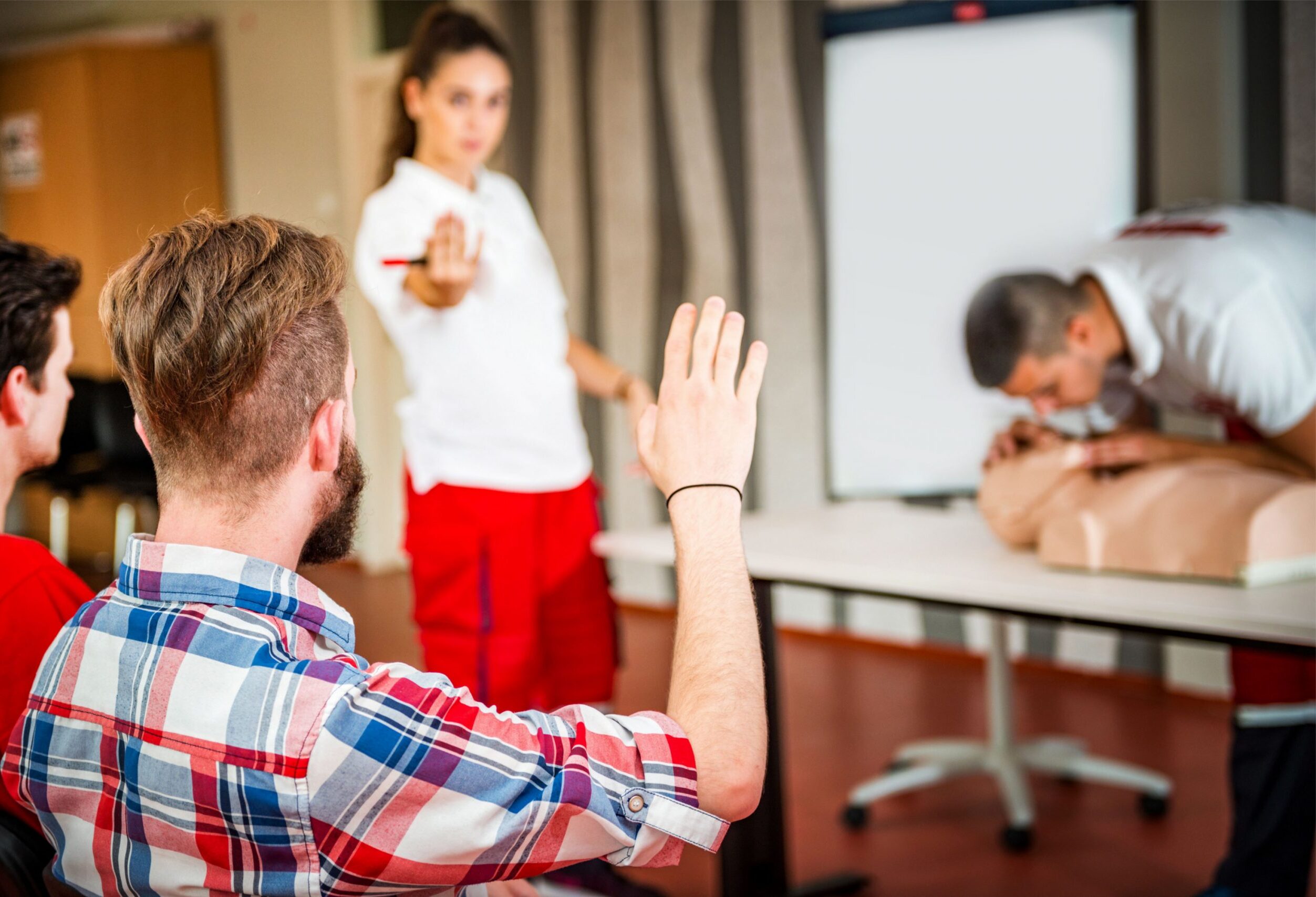 iStock/microgen Das Bild zeigt die Vortragssituation in einem Erste-Hilfe-Kurs.