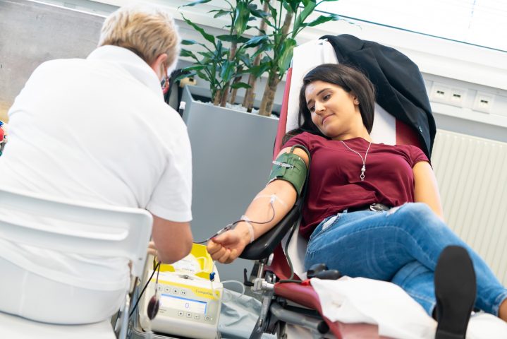 Eine Dame beim Blutspenden