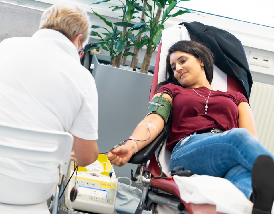 Eine Dame beim Blutspenden