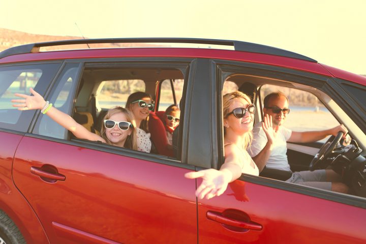 Familie auf Urlaubs Reise im Auto