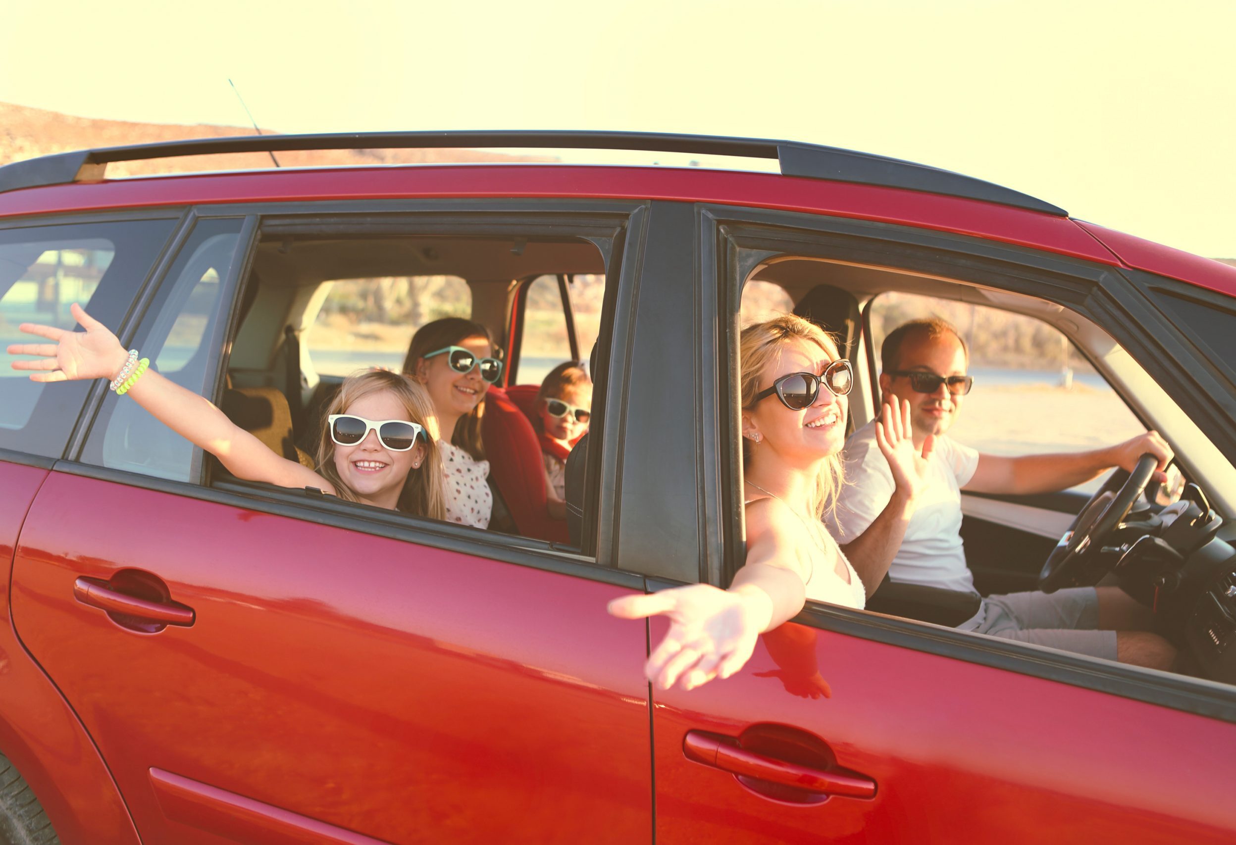 iStock/petrenkod Familie auf Urlaubs Reise im Auto