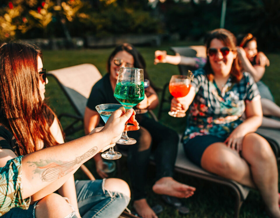 Es wird mit Cocktailgläsern angestoßen
