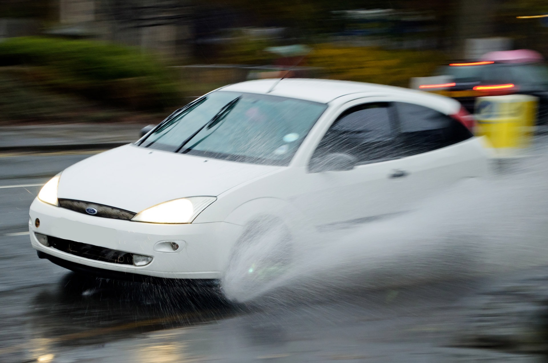 Pixabay/PublicDomainPictures Auto im Aquaplaning