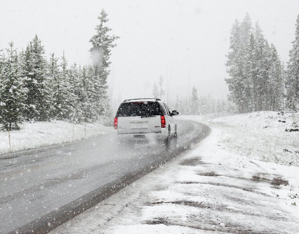 Schneebedeckte Fahrbahn im Winter