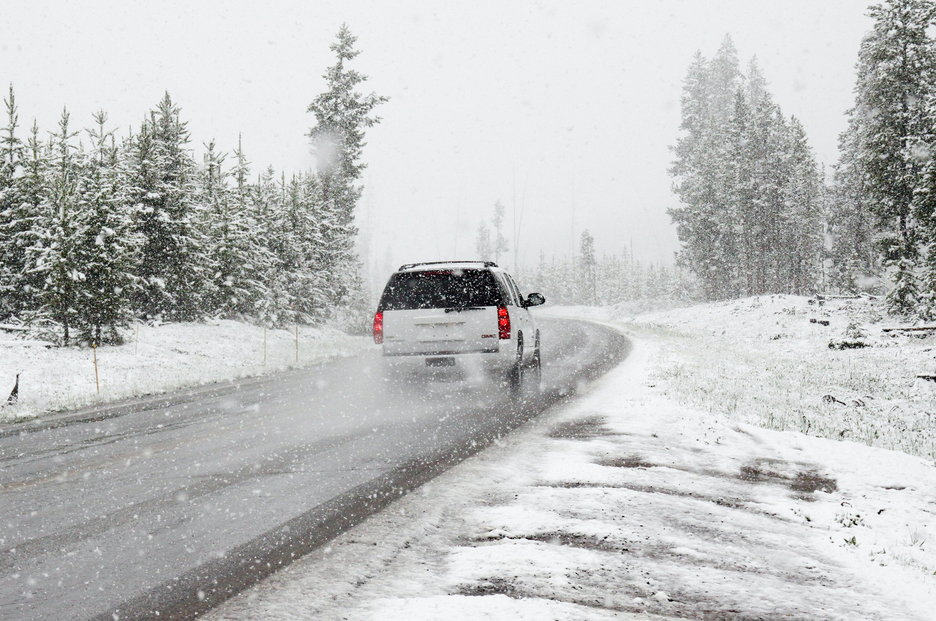 Pexels/Chris Peeters Schneebedeckte Fahrbahn im Winter