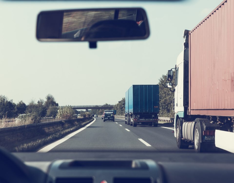 Blick aus Auto auf Verkehr