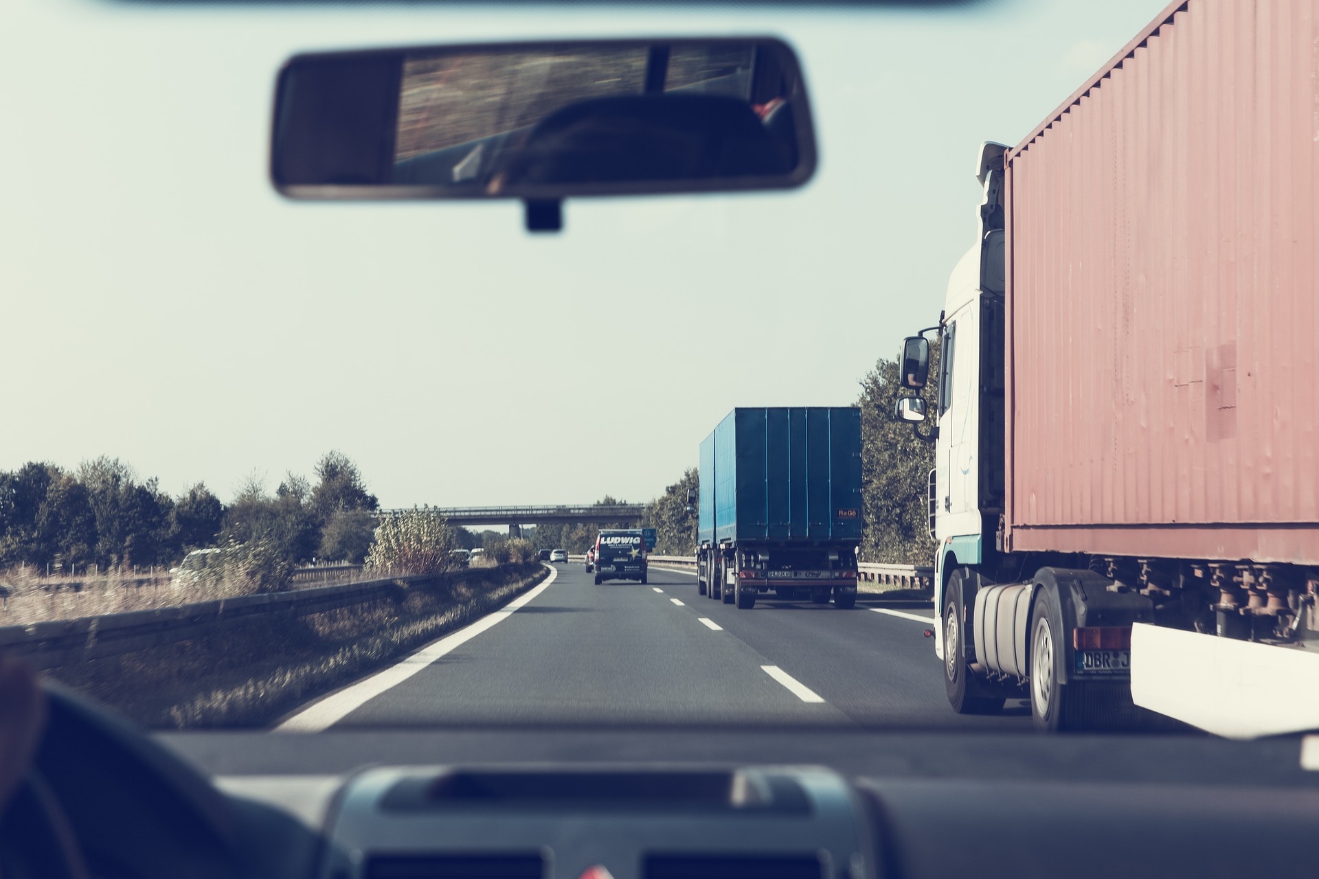 pixabay/Markus Spiske Blick aus Auto auf Verkehr