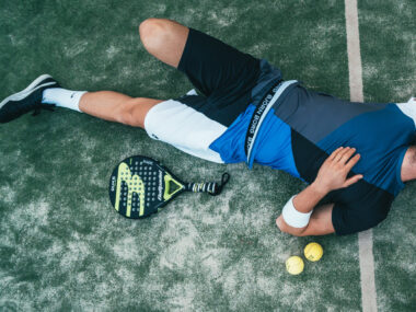 66_verkehrscoaching.com_Newsbeitrag_Alkohol und Sport Tennisspieler liegt erschöpft am Boden