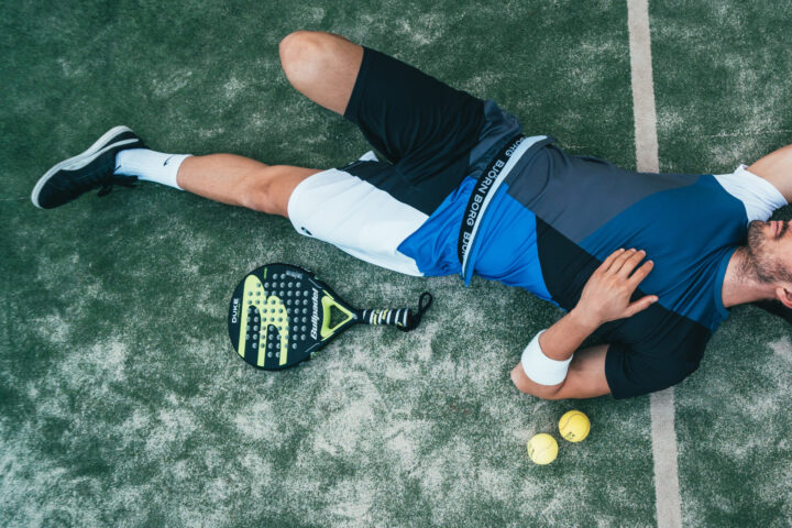Tennisspieler liegt erschöpft am Boden