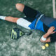 Tennisspieler liegt erschöpft am Boden