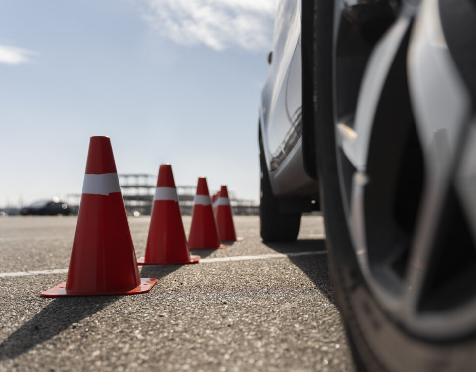 Auto und Verkehrshütchen Führerschein Fahrschule Drogentest